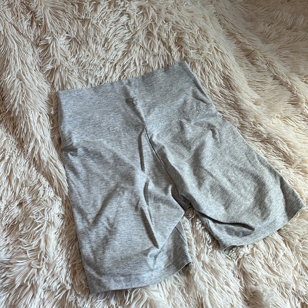 BRAND NEW TNA XS GREY BIKER SHORTS